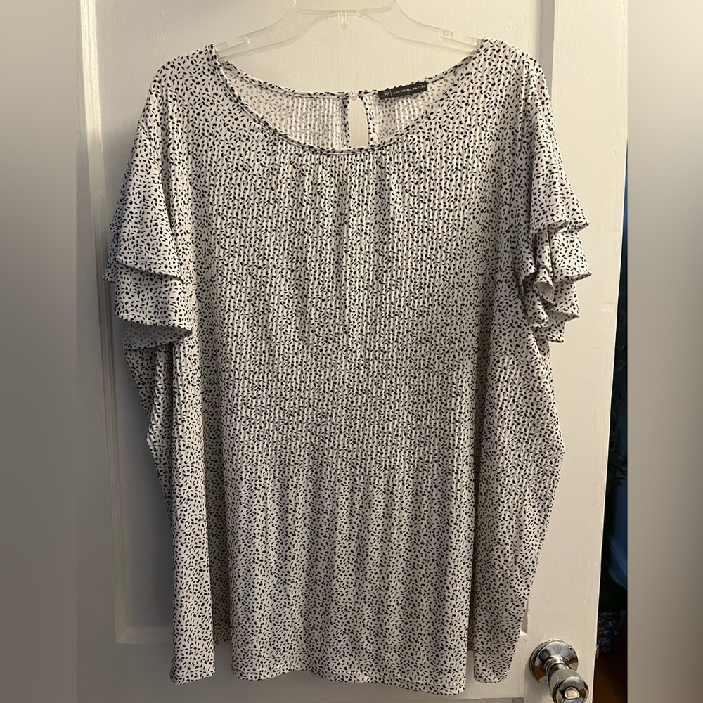 Women's White & Black Speckled Ruffle Sleeve Top
